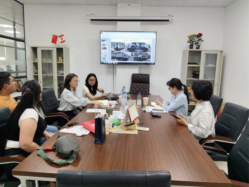 Clients sud-américains en visite pour les camping-cars MGK