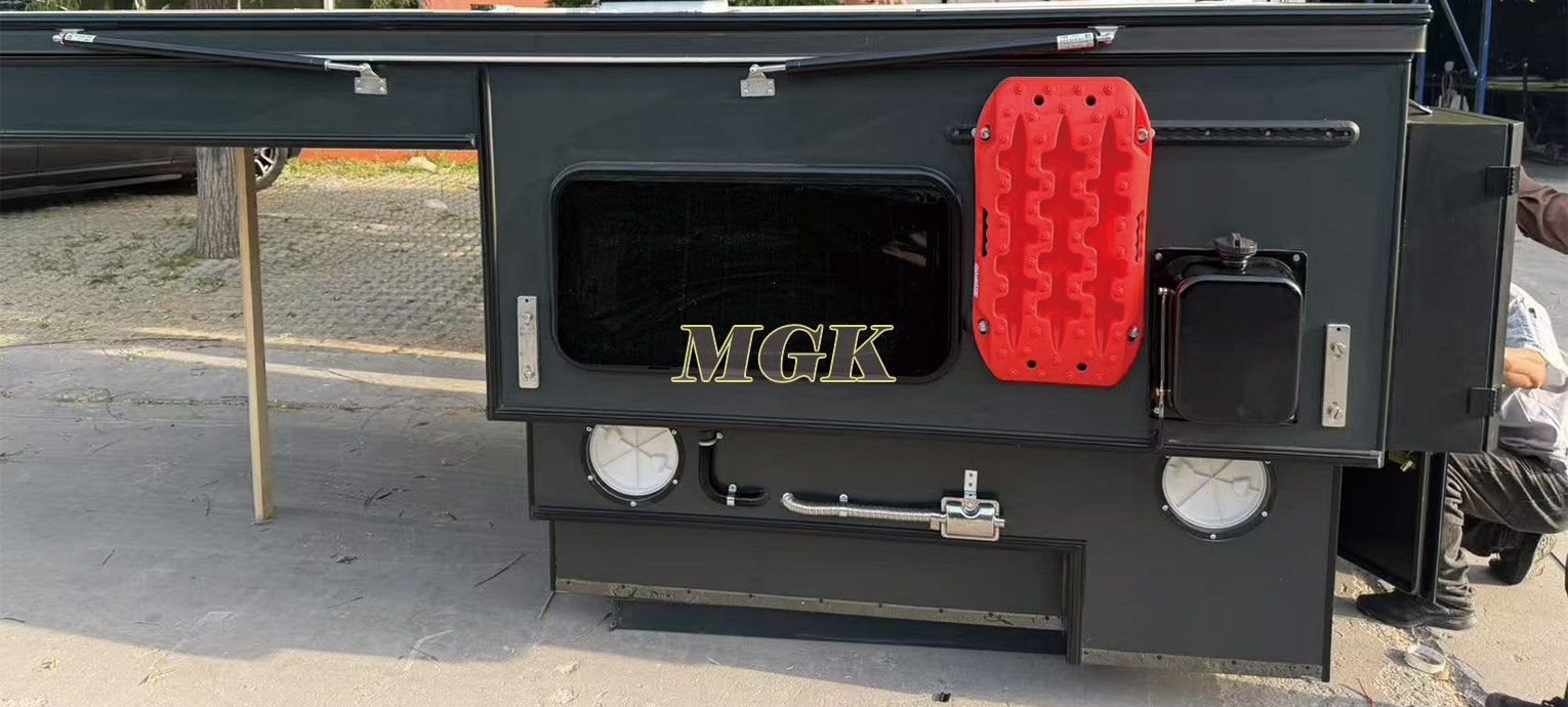 Camping-car à toit relevable en fibre de verre