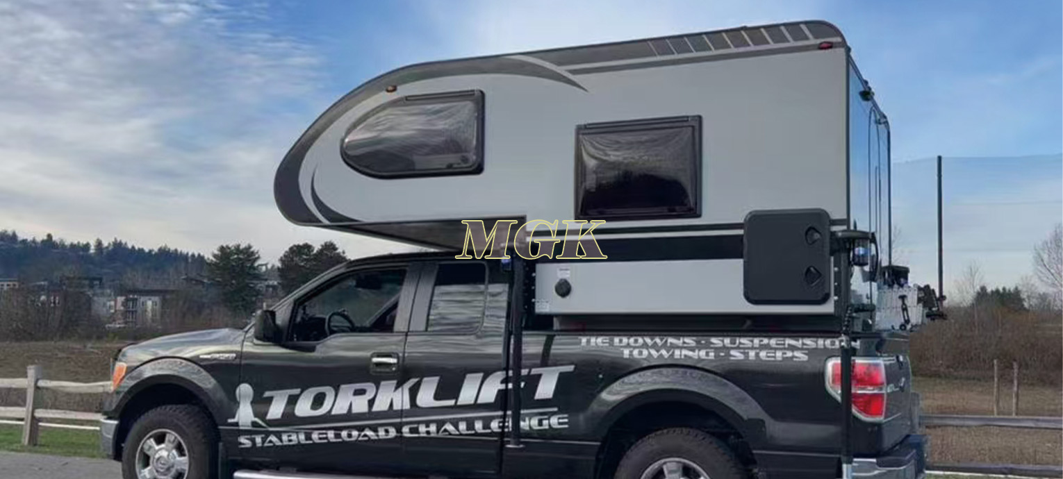 Camping-car à toit rigide en fibre de verre