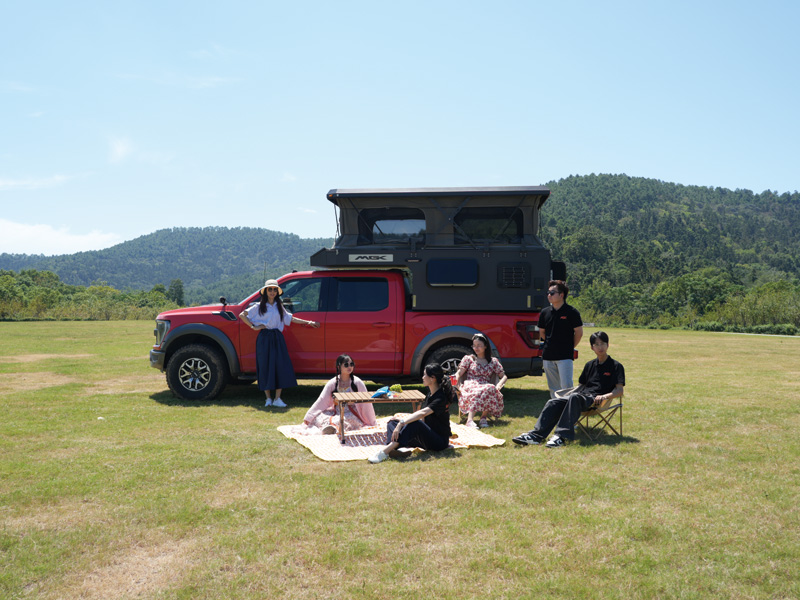 MGK Outdoor présente son camping-car tout aluminium pour pick-up lors d'un tournage en extérieur